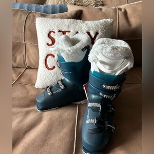 NWT Rossignol 70W ski boot